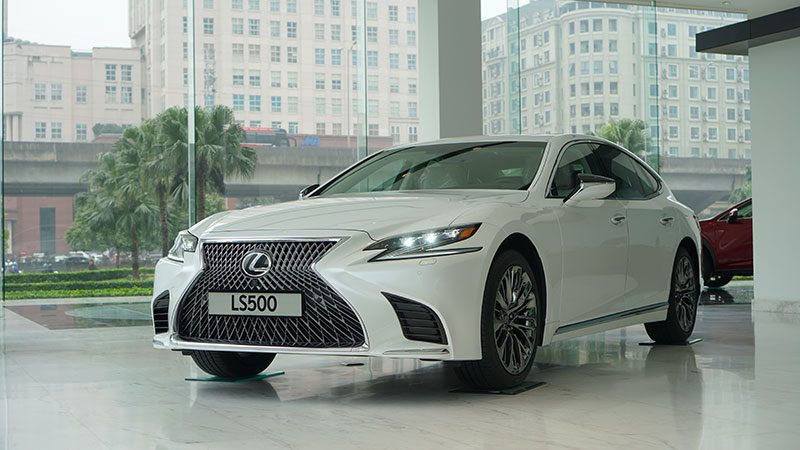 Xe Lexus LS500 tại đại lý Lexus Thăng Long (cùng tập đoàn với Toyota Thái Hòa Từ Liêm)