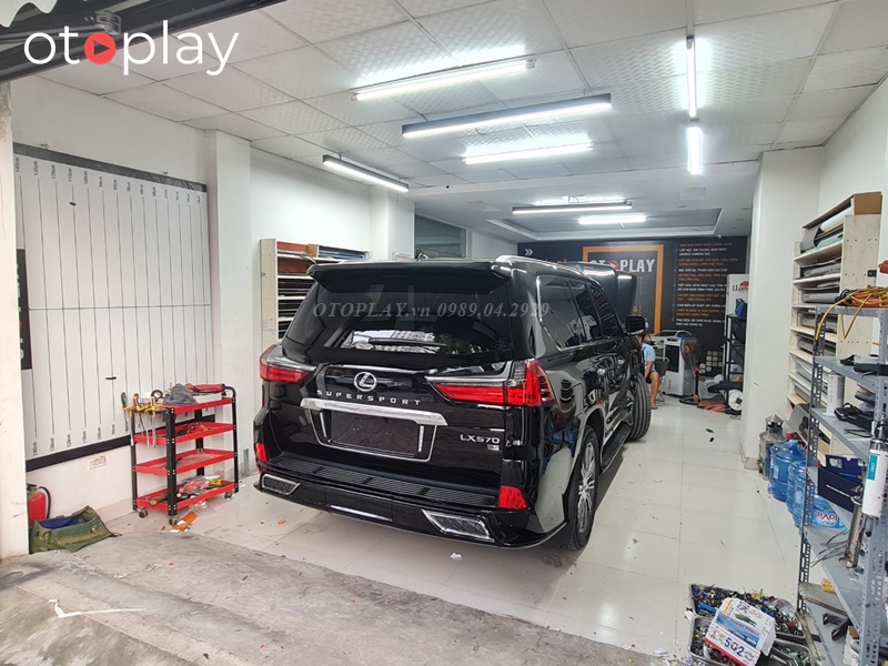 Bộ bodykit Super Sport gồm nẹp sườn inox sáng bóng, nổi bật