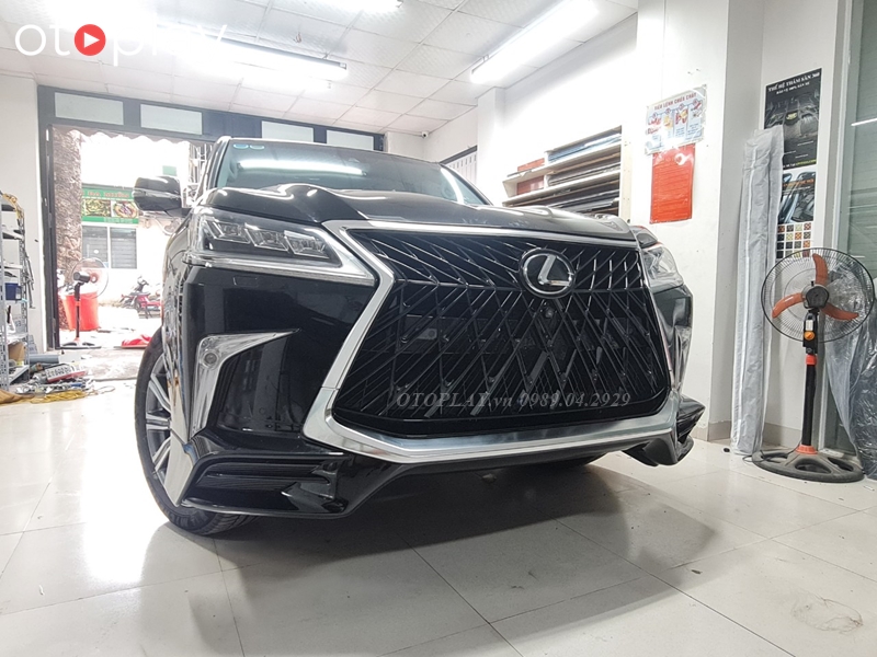 Đầu xe thay đôi hẳn diện mạo so với xe nguyên bản