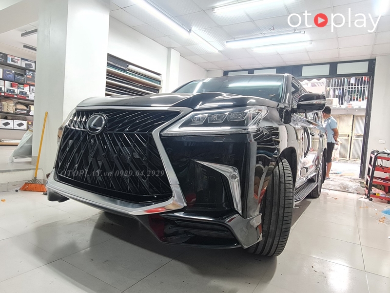 Đầu xe thay mặt ca lăng nan chéo sơn màu xám hình trám hướng tâm rất sang trọng