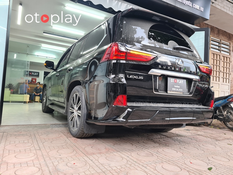 Phần đuôi xe Lexus LX570 độ Bodykit thành bản Trung Đông