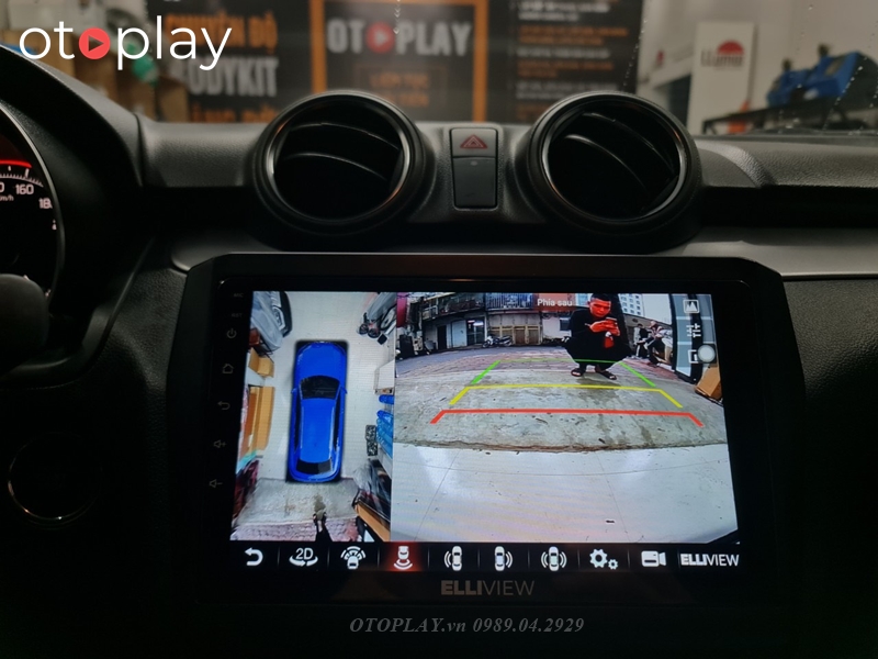 Camera sau có căn vạch để chủ biết chính xác khoảng cách lùi xe an toàn