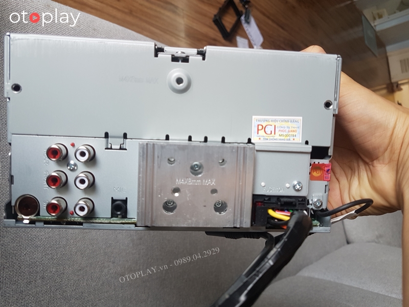 CD được bảo hành chính hãng, có cổng AV ra loa sub