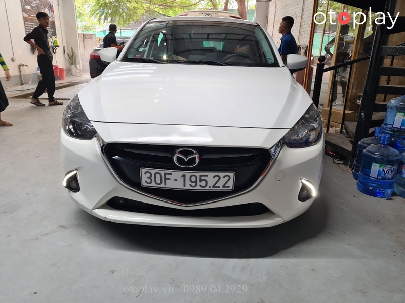 Xe Mazda 3 đến OTOPLAY lắp camera lùi 