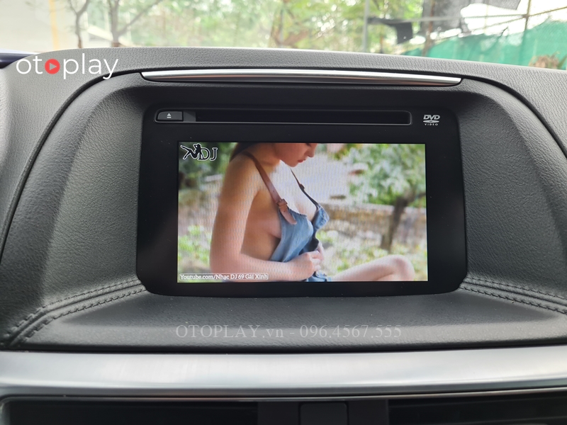 Xem video qua USB ngay cả khi xe đang di chuyển