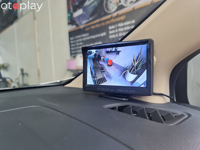 Mitsubishi Xpander lắp camera lề phải hỗ trợ người lái quan sát các vật cản bên hông xe