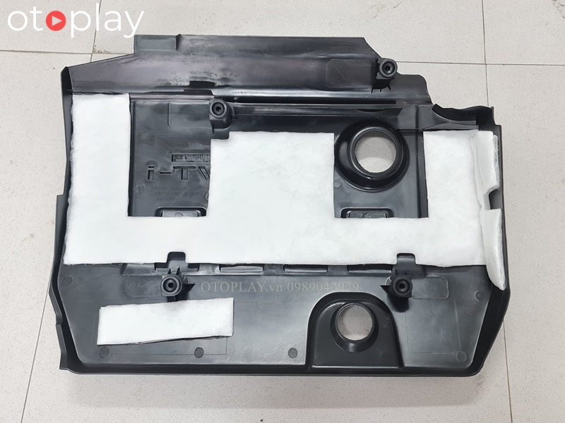 Nắp che động cơ Toyota Cross còn được trang bị lớp cách nhiệt