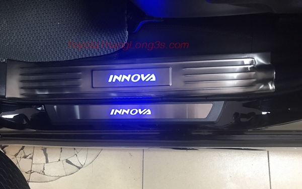 Nẹp bước chân có đèn cho xe Toyota Innova