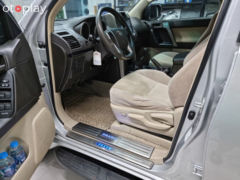 Xe Toyota Land Cruiser Prado lắp nẹp bước chân có đèn tại OTOPLAY
