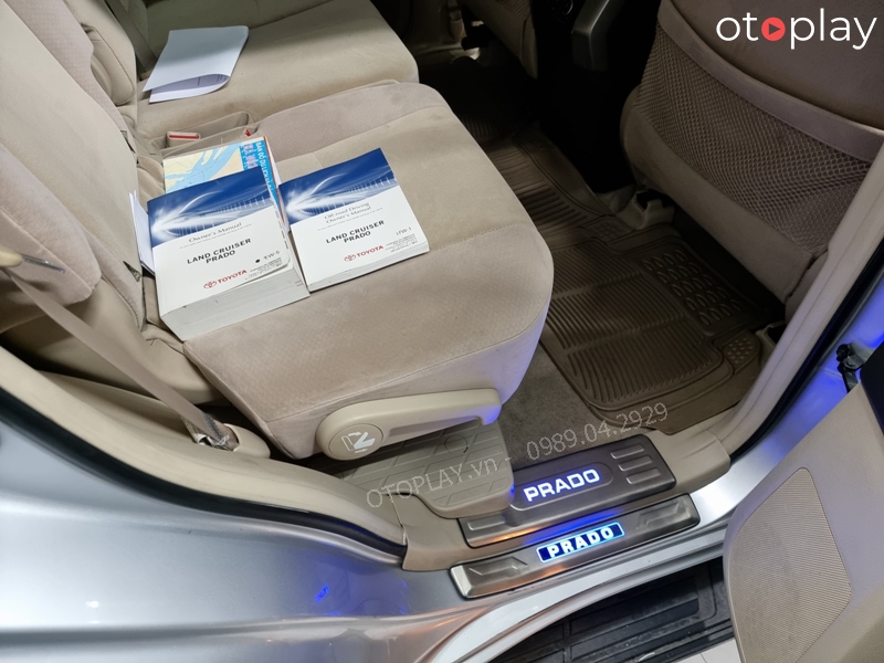 Lắp nẹp bước chân Land Cruiser Prado ở cánh cửa sau