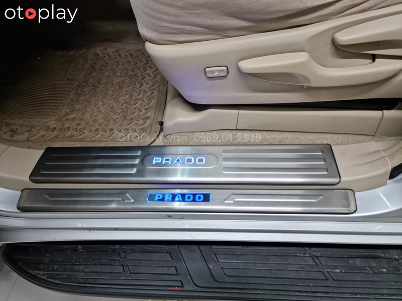 Lắp nẹp bước chân Land Cruiser Prado giúp chống xước ở bậc lên xuống xe