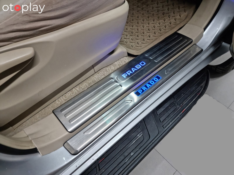 Lắp nẹp bước chân Land Cruiser Prado tăng sự sang trọng cho xế cưng