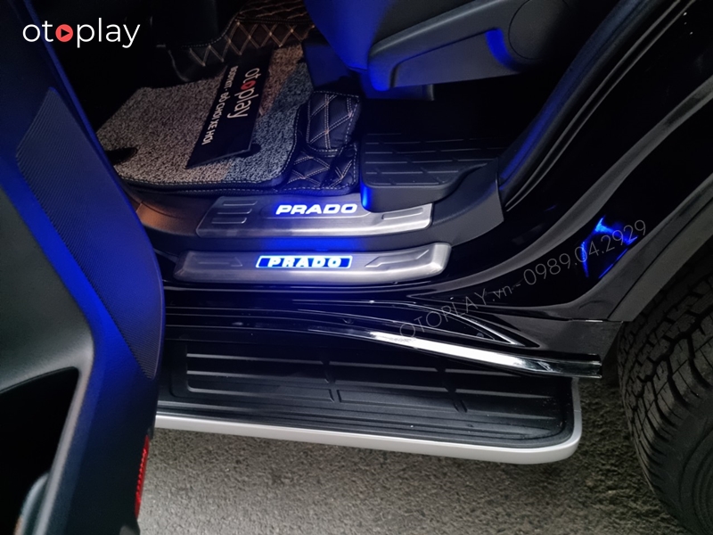 Nẹp bước chân có đèn hiện chữ PRado lắp ở cánh cửa sau
