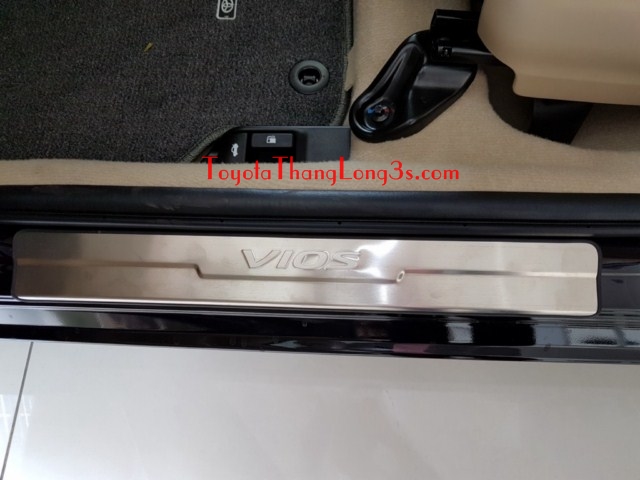 Nẹp bước chân không đèn cho xe vios - cửa trước
