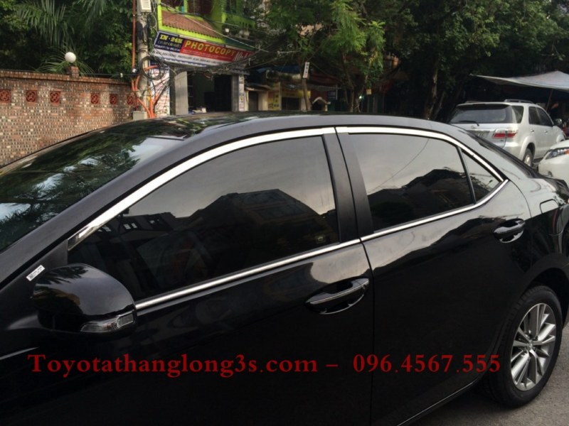 Nẹp chân kính cho xe altis