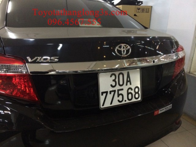 Vios E màu đen nổi bật hơn với nẹp trang trí cốp sau