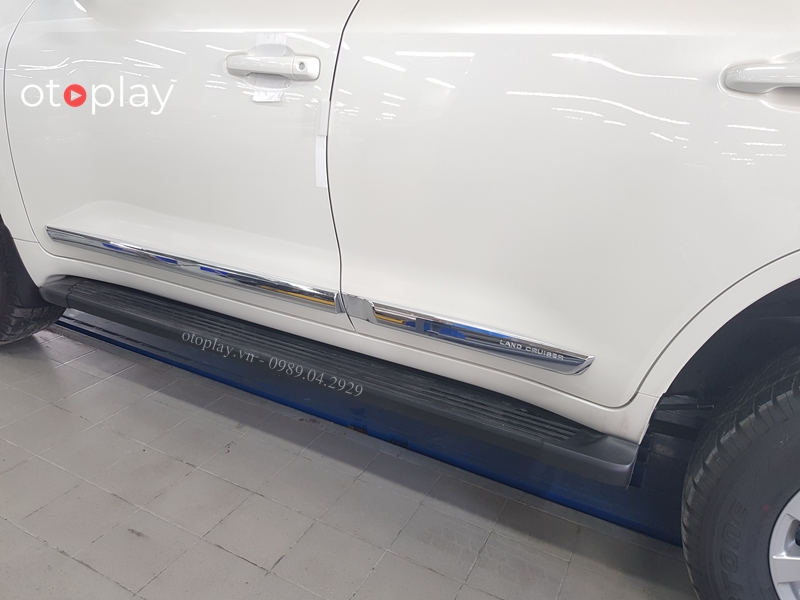 Trên nẹp cửa có chữ Land Cruiser