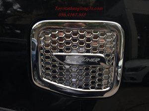 Ốp nắp bình xăng fortuner