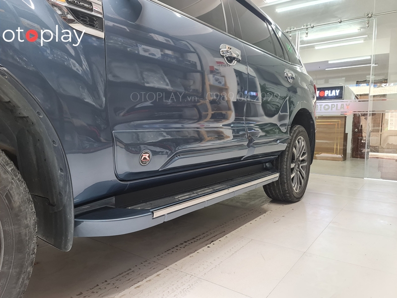 Ốp cánh cửa và ốp bậc bước chân trong bộ bodykit Everest