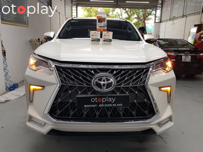 Xe Fortuner độ bodykit Fsport tại Otoplay
