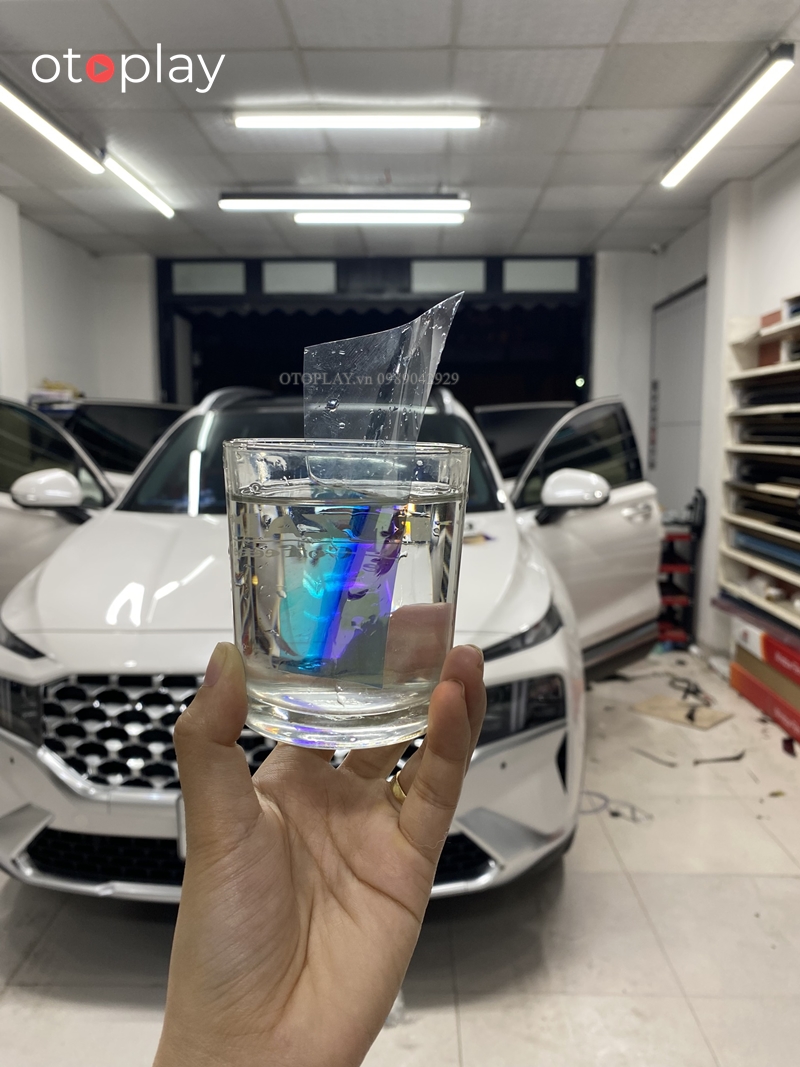 Khi cho film 3M vào nước thì phim sẽ đổi màu