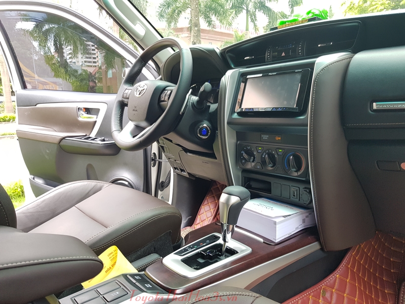 Xe Fortuner 2.4G được lắp chìa khóa thông minh, thảm sàn 5D sang trọng