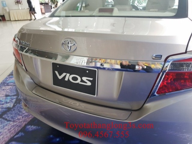 Nẹp crom trang trí trên biển số xe vios E