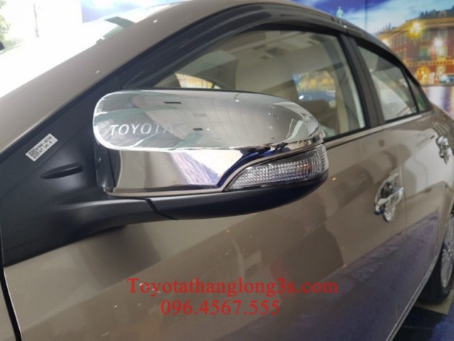 Ốp gương xe Toyota Vios sáng bóng, rạng ngời.