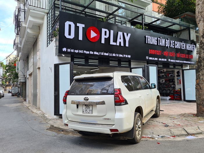 Xe Toyota Land Cruiser Prado lắp giá nóc thấp tại OTOPLAY