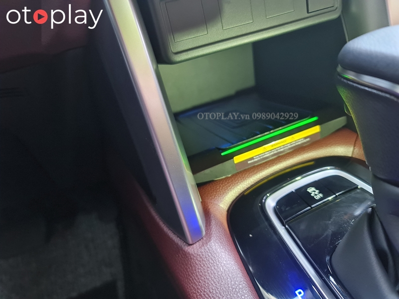 Phụ kiện có từ tính, dễ hấp thụ các vật bằng kim loại nên khách lưu ý khi sử dụng