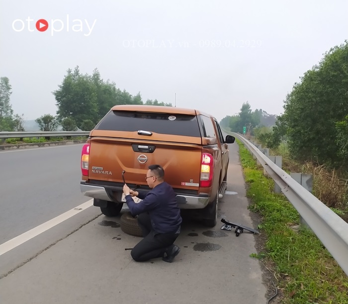 thay lốp sơ cua khi không có bơm lốp