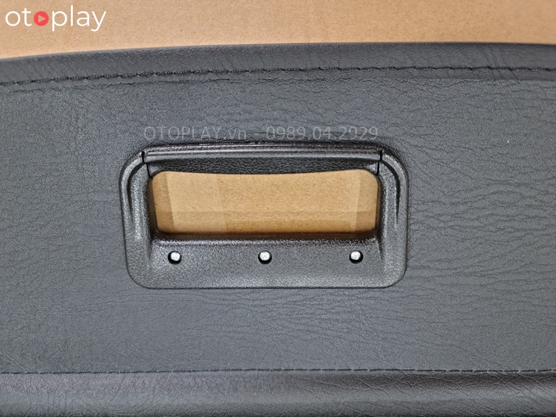 Chi tiết hình ảnh phần tay nắm tấm chắn khoang cốp Toyota Cross