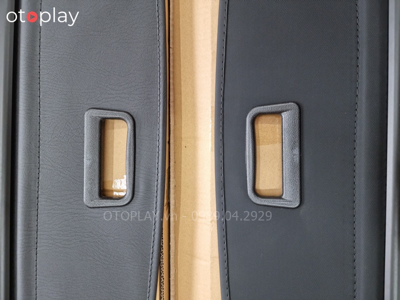 Chi tiết hình ảnh phần tay nắm tấm chắn khoang cốp Toyota Cross G