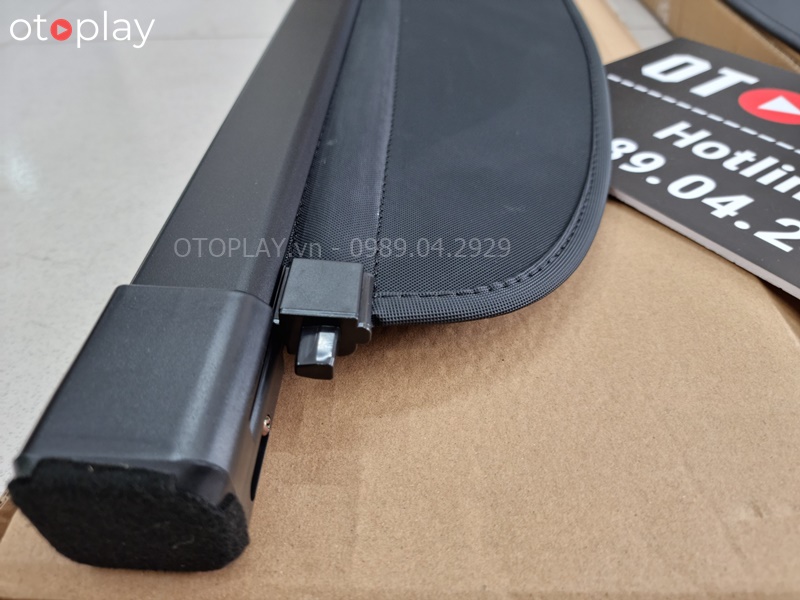 hai đầu tấm chắn cốp còn được gắn thêm 1 lớp nỉ mỏng chống trầy xước cho xe