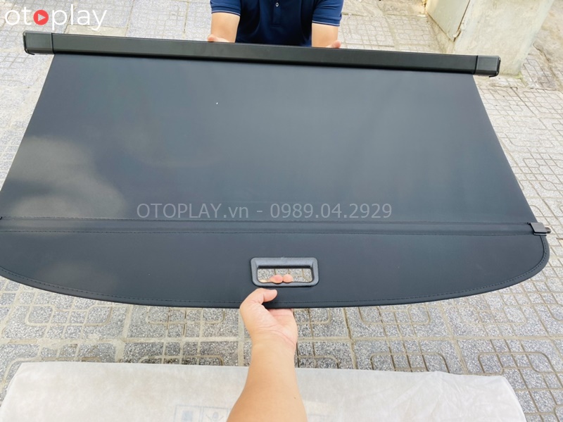 Tấm chắn khoang cốpToyota Cross mặt trên khi kéo rộng ra