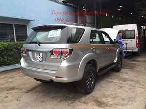 Tem xe fortuner màu bạc