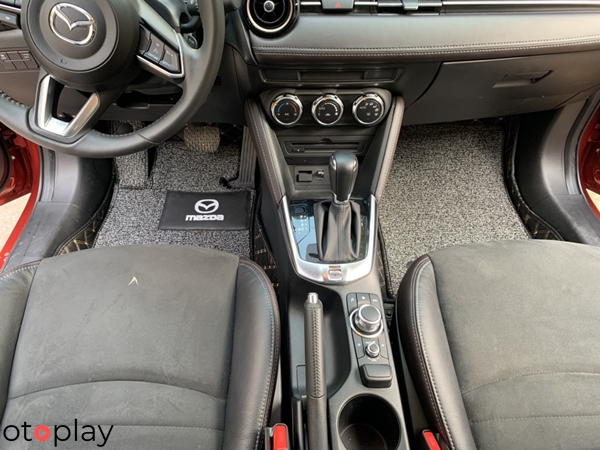 Thảm 6D xe Mazda kèm logo hãng và thảm rối