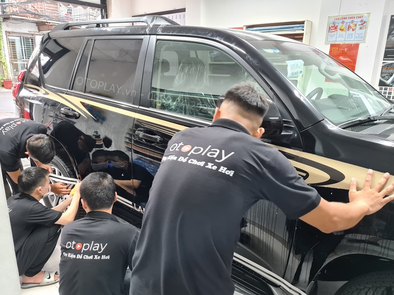 Thợ kỹ thuật dán tem sườn xe Toyota Prado