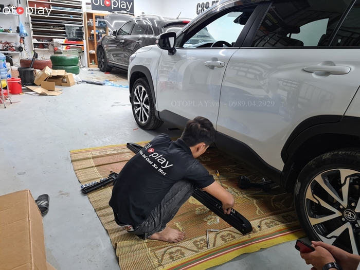 OTOPLAY lắp bậc chân cho khách hàng Cross