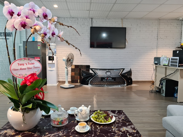 Giỏ hoa lan từ nhóm anh em Sài Gòn