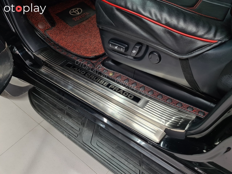 Nẹp bước chân Prado không có đèn chữ Prado không phát sáng khi mở cửa xe