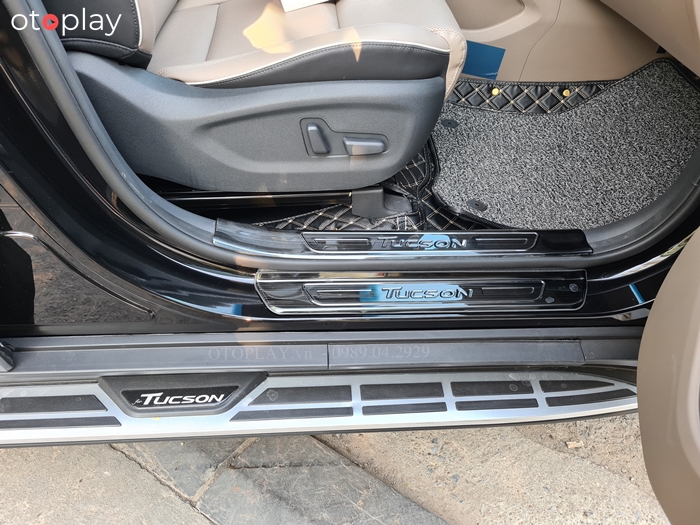 Bậc chân có chữ Tucson giúp ra vào xe dễ dàng hơn