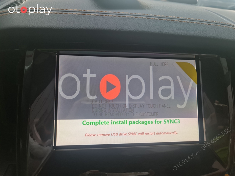 Cắm USB thêm ngôn ngữ tiếng Việt vào màn hình Ford hoàn thành sẽ xuất hiện logo OTOPLAY trên màn hình Ranger