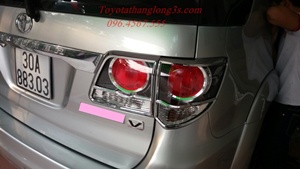 Viền đèn hậu fortuner