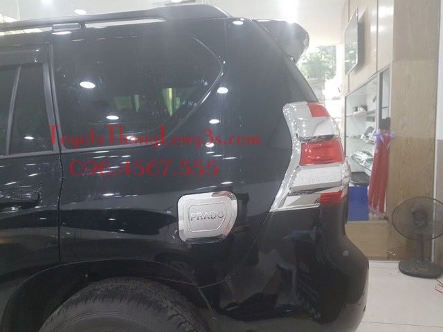 Viền đèn hậu và ốp nắp bình xăng mạ crom sang trọng