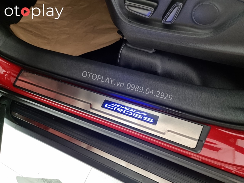 Nẹp bước chân có đèn ngoài sau khi lắp trên Toyota Cross G