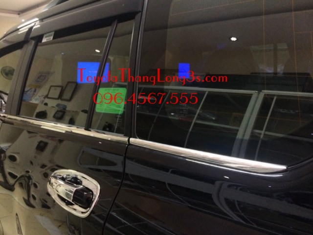 Viền chân kính ngang kéo dài hết phần chân kính dưới của xe