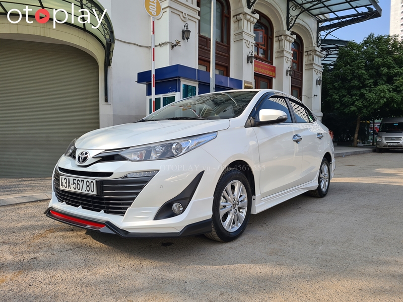 Xe Vios 2021 lắp bodykit RBS sơn màu gân đen cùng lưỡi đỏ khá nổi bật