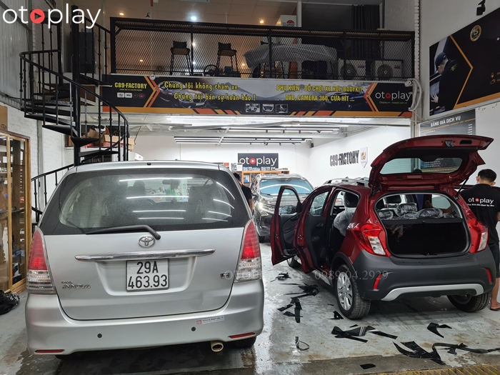 Xe Innova 2011 của a Đức đến lắp phụ kiện DVD Pioneer tại OTOPLAY vào ngày trời mưa mùa thu