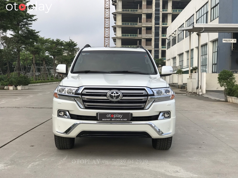 Xe Land Cruiser mầu trắng độ body lip Trung Đông